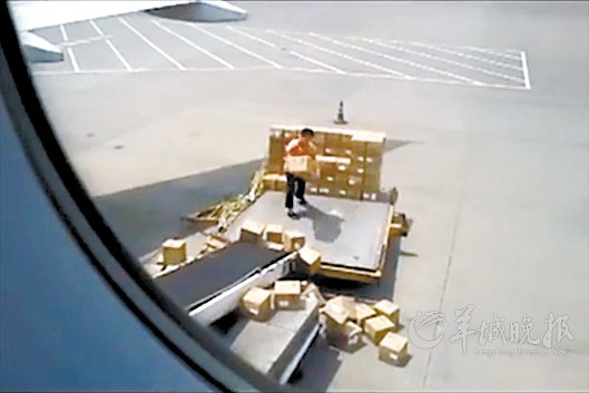 【视频】机场搬运工暴力上货 老外笑骂idiot_