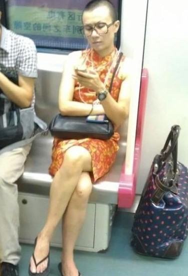 文章变性了？地铁惊现女版“唐三藏”