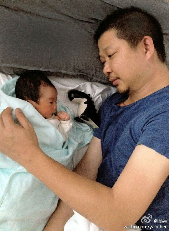 姚晨微博晒儿子照片 土豆父子深情对望