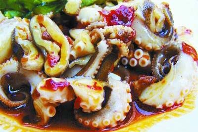 鄢颇遭砍伤后首亮相 牵手孕妻李小冉