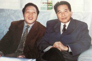 鄢颇遭砍伤后首亮相 牵手孕妻李小冉