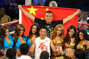 鄢颇遭砍伤后首亮相 牵手孕妻李小冉