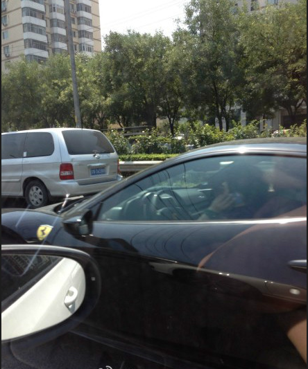 韩红为违反交规鞠躬致歉：挪用车牌因没摇上号