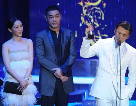 曝谢霆锋周迅受困离婚协议：5年不能公开新欢