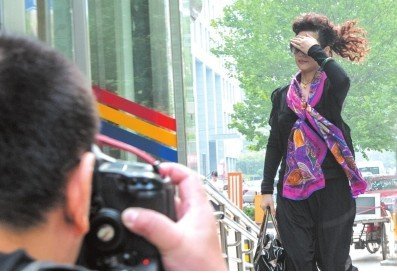 梦鸽控告酒吧领班：涉嫌介绍卖淫及敲诈勒索
