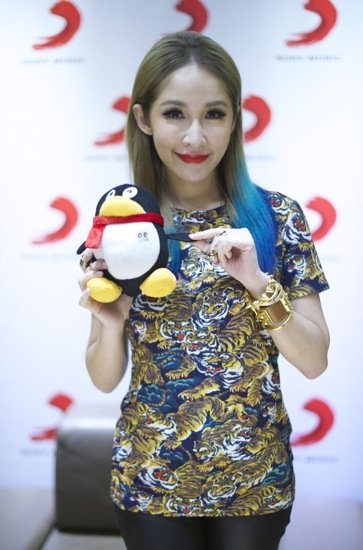 萧亚轩否认柯震东恋富家女:我们恋情依然稳定