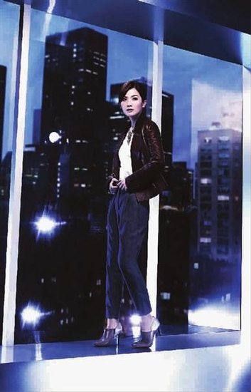 蔡卓妍一改甜美女生形象 皮装踝靴显中性魅力