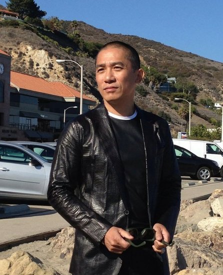梁朝伟微笑迷晕女粉丝发型受赞 保镖护驾显气势