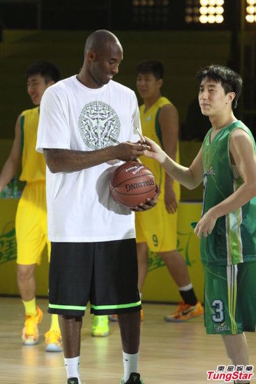 周杰伦带病忍痛赛篮球 科比助阵篮球音乐会