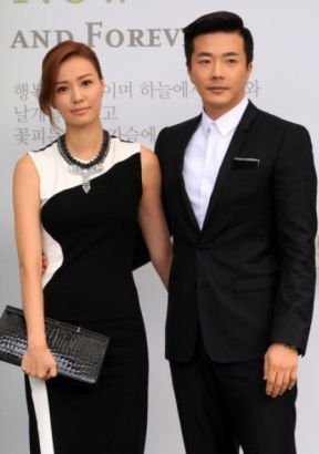 李秉宪迎娶李敏贞 张东健权相佑携妻出席