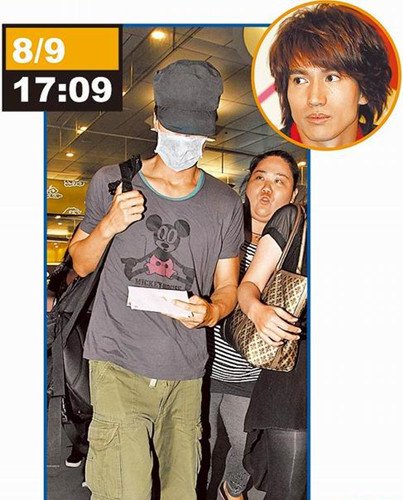 言承旭现身机场身形单薄 刻意将口罩拉高(图)