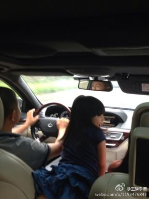 李湘带女游玩 齐刘海长发漂亮似妈妈