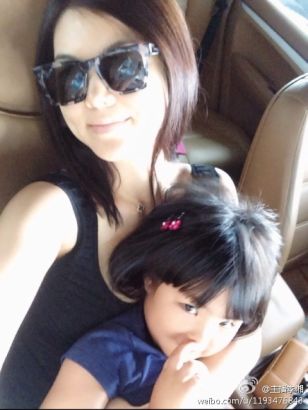 李湘带女游玩 齐刘海长发漂亮似妈妈