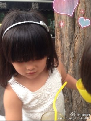 李湘带女游玩 齐刘海长发漂亮似妈妈