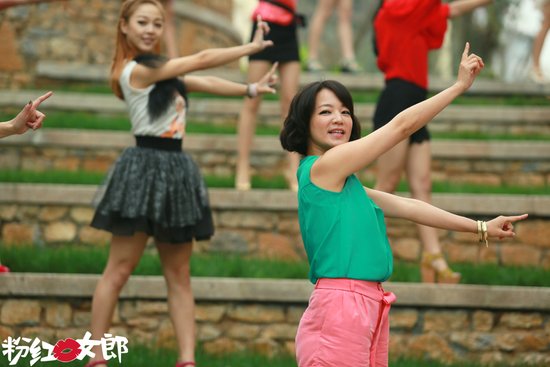 《粉红女郎》曝歌舞剧照 阿雅秀太空步险摔倒