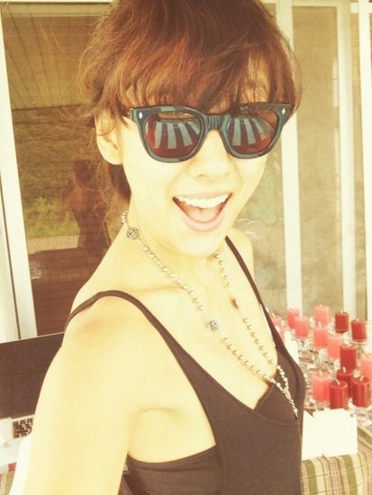 韩国歌手李孝利晒户外自拍 秀健康性感身材