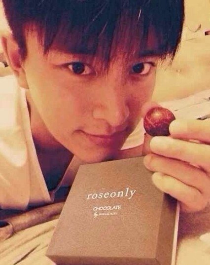 明星过七夕甜苦不同：张梓琳晒婚照 唐嫣斥旧爱