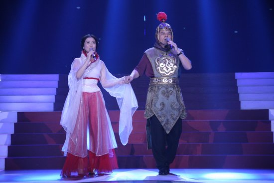 老毕身披盔甲扮将军 一曲《神话》帅过成龙