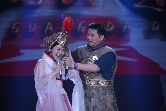 老毕身披盔甲扮将军 一曲《神话》帅过成龙