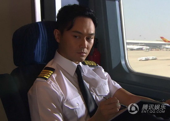 张智霖《冲2》被封“男神” 戏外乐当好好先生