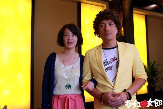 《粉红女郎》曝剧照 阿雅范逸臣情侣装拜见岳父