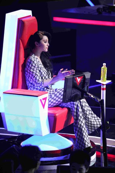 范冰冰本周再当v神 与霆锋称兄妹帮李宇春打歌