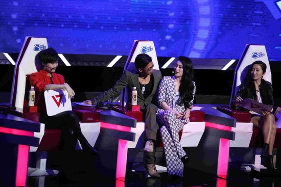 范冰冰本周再当v神 与霆锋称兄妹帮李宇春打歌