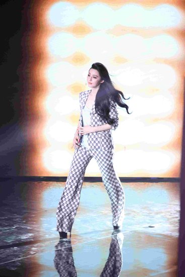 范冰冰本周再当v神 与霆锋称兄妹帮李宇春打歌