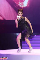 李玟飞机头性感狂野献唱 避谈千万身价(图)