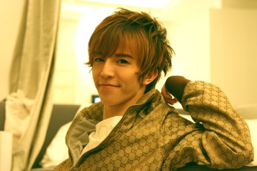 快男诞8强:小强爆冷出局 郭敬明下周接棒v神