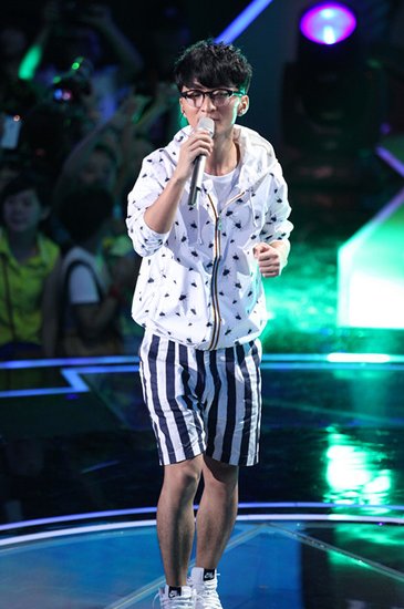 快男诞8强：小强爆冷出局 郭敬明下周接棒v神