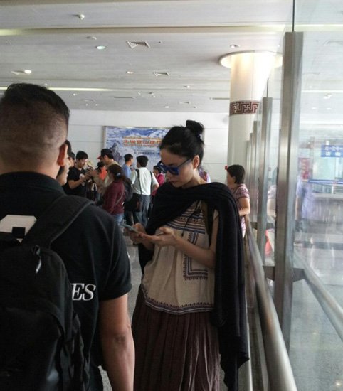 王菲赴拉萨黑超遮面显低调 遇粉丝任影拒合照