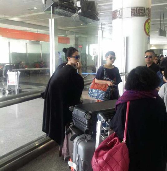 王菲赴拉萨黑超遮面显低调 遇粉丝任影拒合照