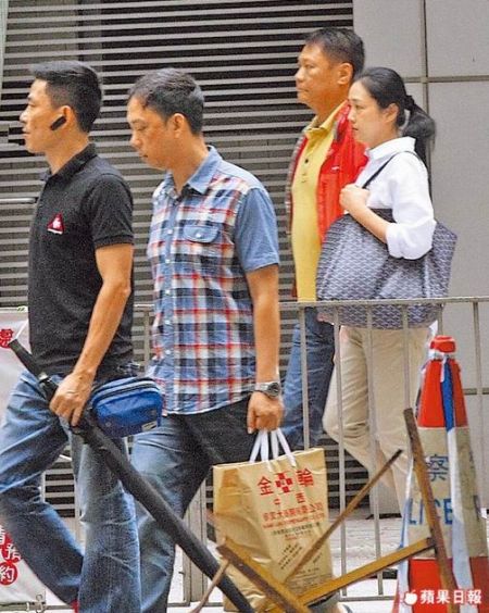 为刘德华拼二胎！47岁朱丽倩素颜求名医