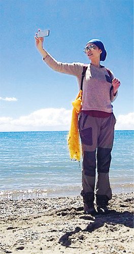 王菲于西藏纳木错湖旁拍美景 包头巾显亲和