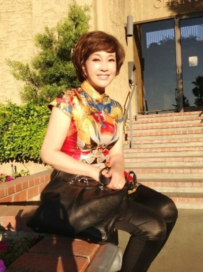 刘晓庆获第四任老公送两栋豪宅 晒照片似秀戒指