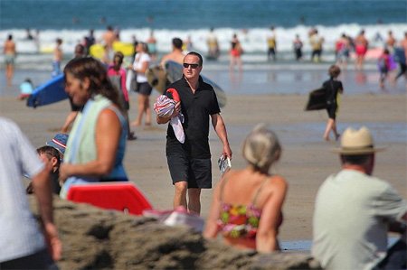 英首相卡梅伦<em>沙滩</em>裸上身 肚子上一堆赘肉(图)_