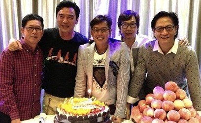 63岁谭咏麟庆生吃30个蛋糕 曾志伟醉至不省人事