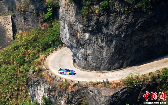 天门山赛道:现实版头文字d 天路上玩命漂移
