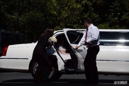 刘晓庆晒婚礼保镖队伍 网友质疑高调炫富(图)