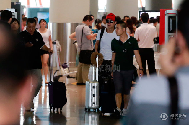 文章戴小红帽回京喜气洋洋 急火火回家见马伊琾