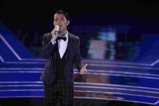 快男饶威尽显绅士范 小白《父亲》唱哭郭敬明