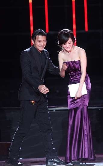 杨幂快男舞台邂逅霆锋 网友盼“锋幂”亲密互动