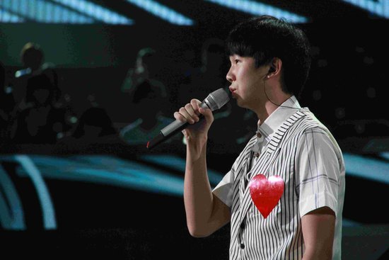 快男饶威尽显绅士范 小白《父亲》唱哭郭敬明