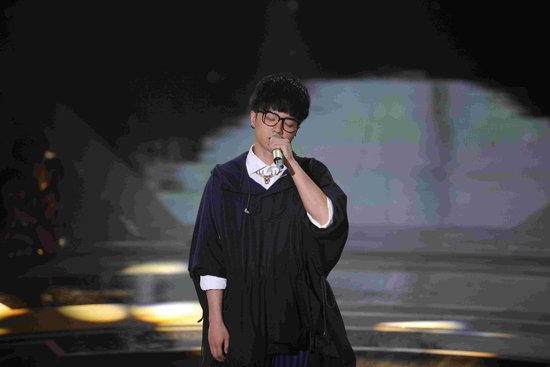 <em>华晨宇</em>《<em>亲爱的小孩</em>》再成热曲 父亲放其一搏