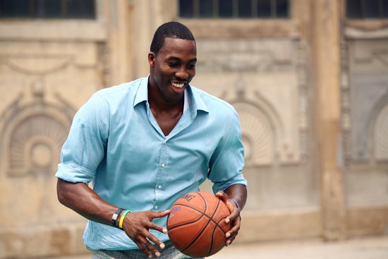 黄晓明教霍华德用筷子吃小笼 场上场下互为人师