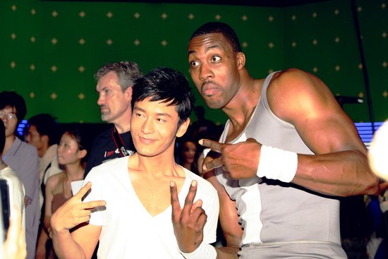 黄晓明教霍华德用筷子吃小笼 场上场下互为人师