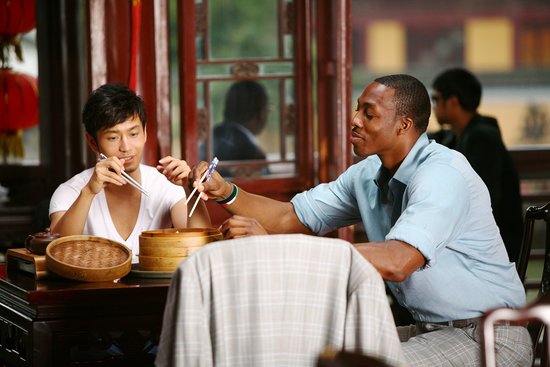 黄晓明教霍华德用筷子吃小笼 场上场下互为人师
