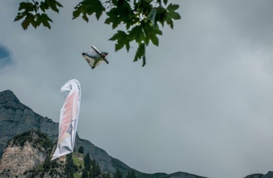 第二届 翼装飞行 世锦赛预赛落幕 10月 战天门山 