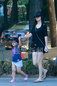 独家:李湘带女儿上街 精灵可爱酷似小版李湘